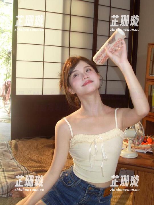 发现“Min.E (민이)女王”的秘密：她的美丽写真图片及原图大揭秘